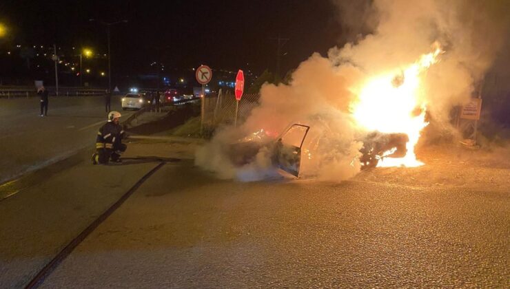 Seyir halindeyken yanmaya başlayan Tofaş otomobil alevlere teslim oldu