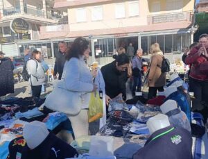 Soğuk havada tezgah açan esnaf turistlerden nasibini aldı