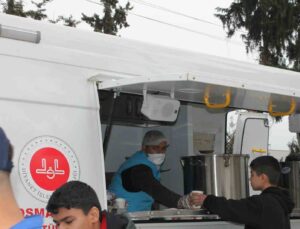 Soğuk kış günlerinde öğrencilerin içini çorbayla ısıttılar