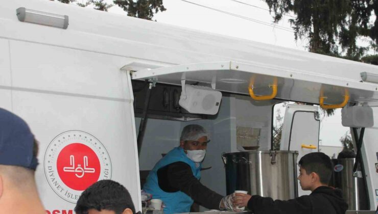 Soğuk kış günlerinde öğrencilerin içini çorbayla ısıttılar