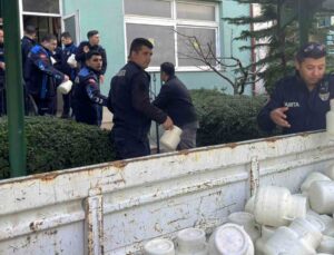Tarsus’ta halk sağlığını tehdit eden 1.5 ton peynir ele geçirildi
