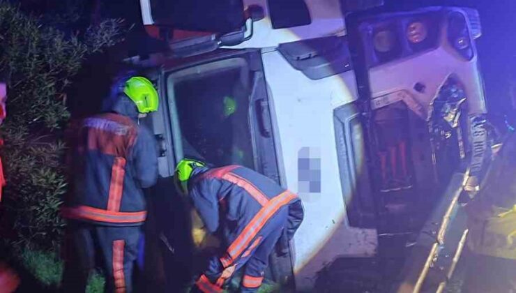 Tarsus’ta şarampole düşen kamyonun sürücüsü yaralandı