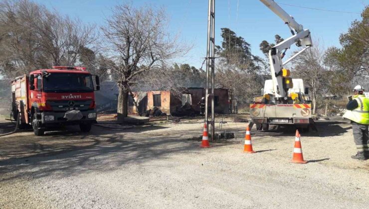 Traktörden çıkan kıvılcım evi küle çevirdi