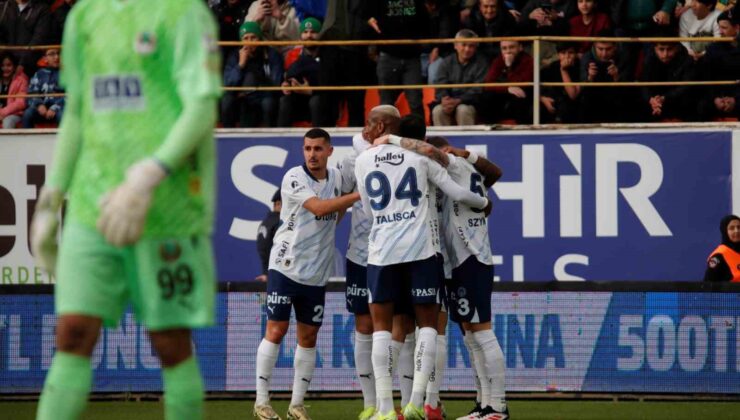 Trendyol Süper Lig: Alanyaspor: 0 – Fenerbahçe: 2 (İlk yarı)