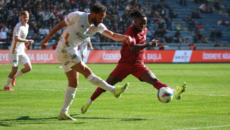 Trendyol Süper Lig: Atakaş Hatayspor: 1 – Antalyaspor: 2 (İlk yarı)