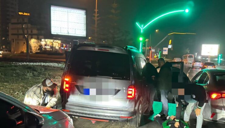 Uyuşturucu satıcısı kırmızı ışıkta beklerken yakalandı