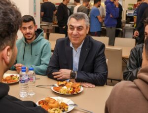 Vali Toros, yurttaki öğrencilerle bir araya geldi