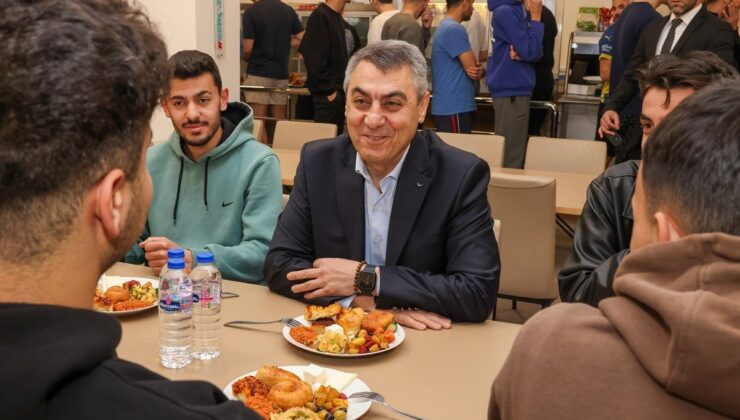 Vali Toros, yurttaki öğrencilerle bir araya geldi