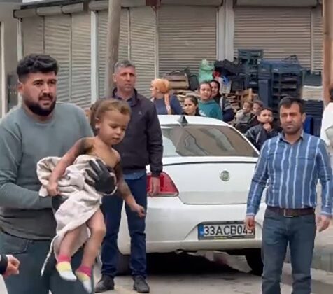 Yangında evde mahsur kalan çocuklar pencere demiri sökülerek kurtarıldı