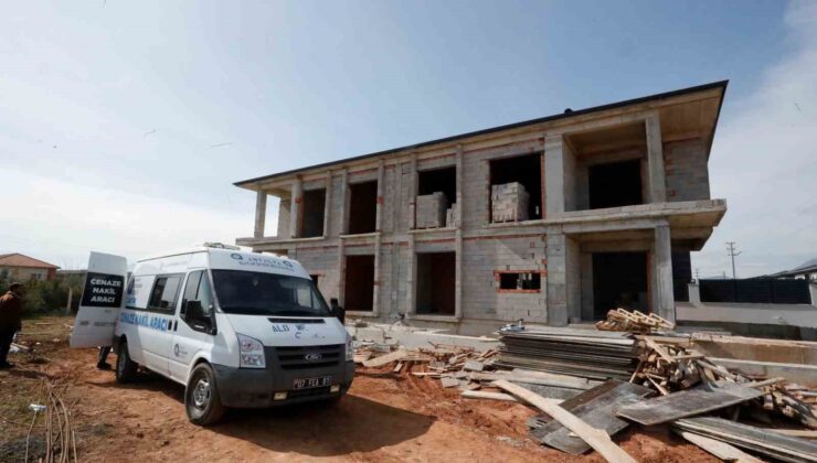 Yardım için geldiği inşaatın çatısından düşerek hayatını kaybetti