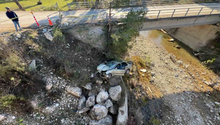 Yoldan çıkan otomobil, köprüden uçtu: 1 ölü