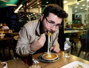 Adana’da iftar sonrası tatlıcılara rağbet arttı