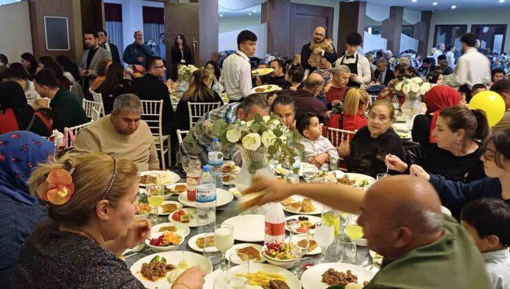 Adana’da koruyucu aileler ve çocukları iftar programında bir araya geldi