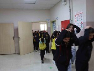 Adana’da öğrencilerle deprem tatbikatı gerçeğini aratmadı