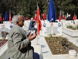 Adana’da şehit aileleri evlatlarının kabirleri başında dua ederek karanfil bıraktı