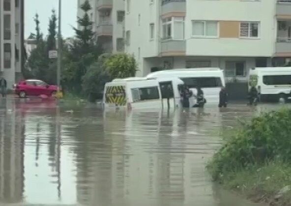 Adana’yı sağanak vurdu, öğrenci servisi su birikintisinde mahsur kaldı