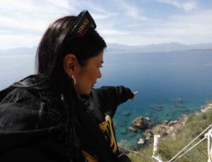Akdeniz foku gözüne kestirdiği vatozu parçalayarak avladı