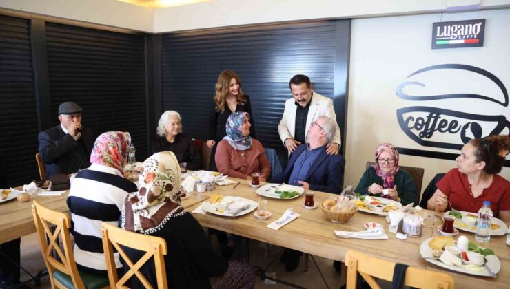 Alzheimer hastaları sosyalleşiyor