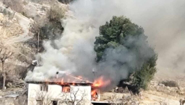 Andırın’da alev alev yanan ev kül oldu