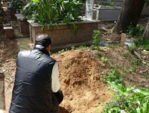 Annesinin mezarında ’rüzgar gülü’ görünce şüphelendi, toprağı kazınca dehşete düştü