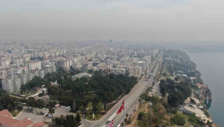 Antalya’da gökyüzü sarardı, toz bulutu dronla görüntülendi