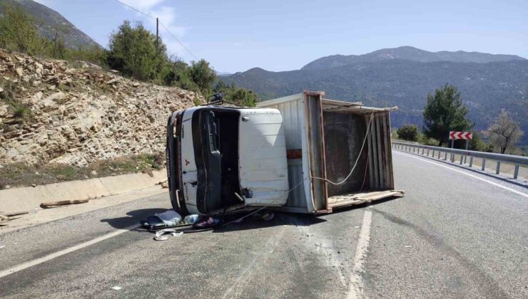 Antalya’da inşaat malzemesi yüklü kamyonet devrildi: 2 yaralı