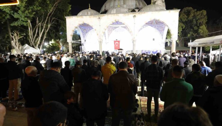 Antalya’da vatandaşlar Kadir Gecesi’nde camileri doldurdu