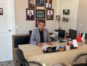 Antalyalı muhtar davulcu gelmeyince elinde seyyar ses sistemiyle sokak sokak geziyor