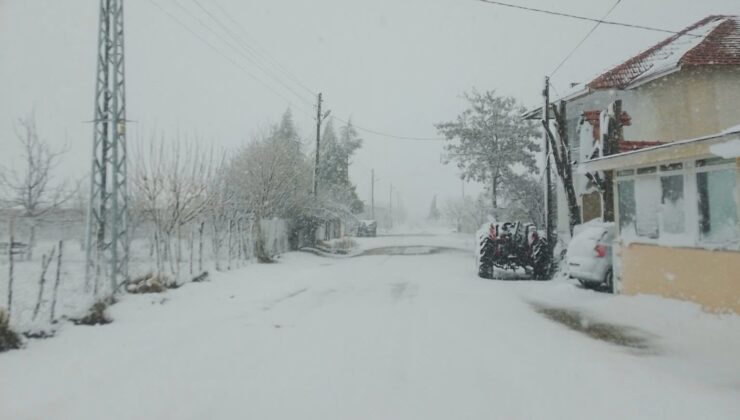 Antalya’nın Kaş ilçesinde kar yağışı etkili oluyor