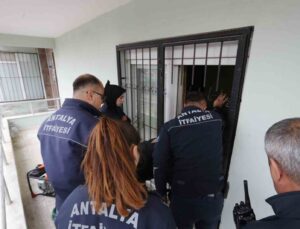 Arkadaşına ulaşamayan genç kız, gözyaşları içinde bekledi