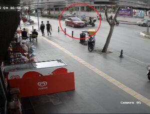 ATV, kırmızı ışıkta geçen otomobile çarptı: 1 yaralı