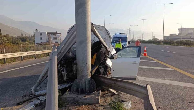 Aydınlatma direğine çarpan suv hurdaya döndü: 2 yaralı