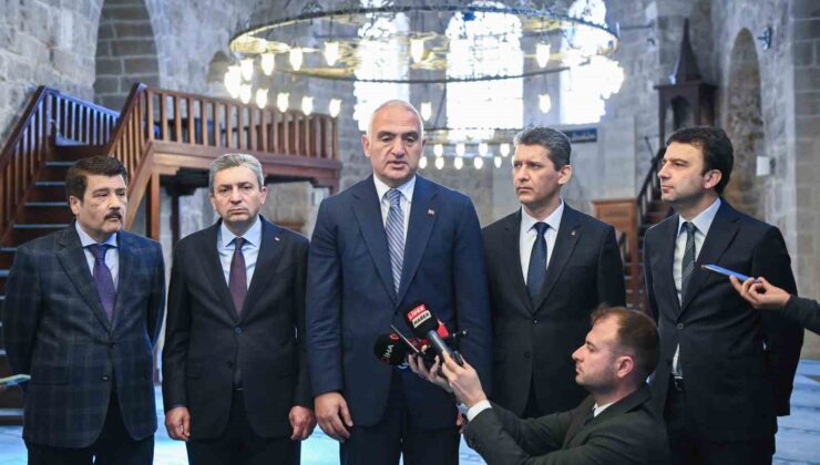 Bin 300 taş tek tek yerine monte edildi: Şehzade Korkut Camii eski görkeminde