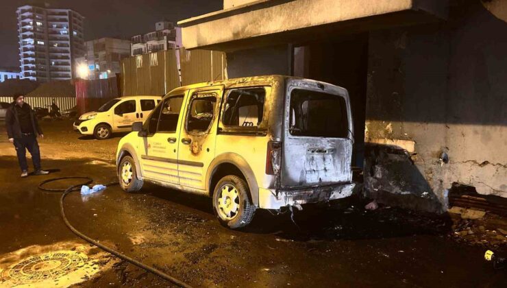 Bodrum katta başlayan yangın park halindeki araca sıçradı