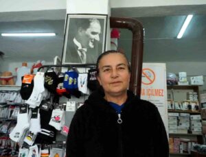 Burdur’da 25 yıldır çorap satarak geçimini sağlıyor