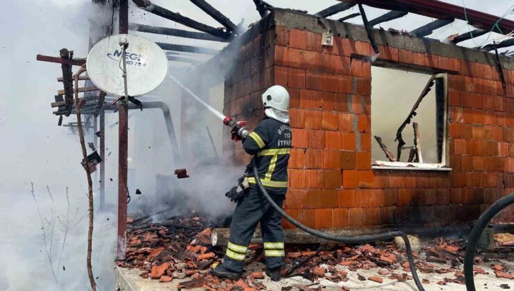 Burdur’da çıkan yangında ev kullanılamaz hale geldi