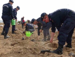 Burdur’da ’doğanın lezzeti ormanda saklı’ diyerek bin 600 fidan toprakla buluşturuldu