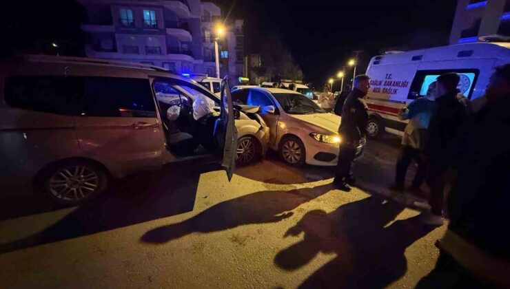 Burdur’da hafif ticari araç ile otomobil çarpıştı: 2 yaralı