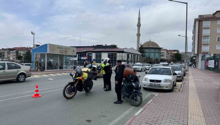 Burdur’da otomobil ile motosikletin çarpıştığı kazada kurye yaralandı