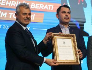 Çevre, Şehircilik ve İklim Değişikliği Bakanı Kurum’a Hatay’da hemşehrilik beratı verildi