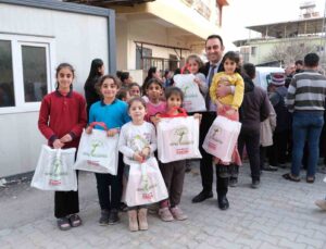 Defne Belediyesi çocuklara ayakkabı dağıttı