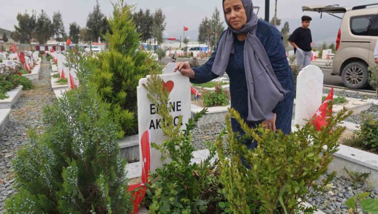 Deprem şehitliğinde buruk ziyaret