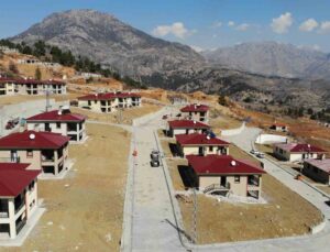 Depremde dev kayalar tahrip etmişti: Köy yeniden kuruldu yaşam başladı