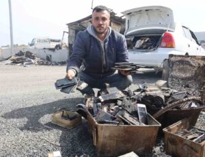 Depremde iş yeri yıkılan esnafın konteyner ekmek teknesi alevlere teslim oldu, onlarca cep telefonu kullanılmaz hale geldi