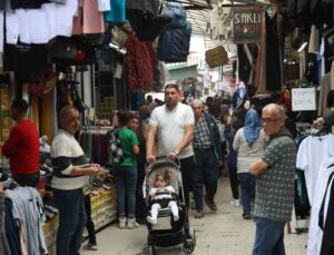 Depremin yıktığı Uzun Çarşı’da bayram kalabalığı esnafa ve vatandaşa moral oldu
