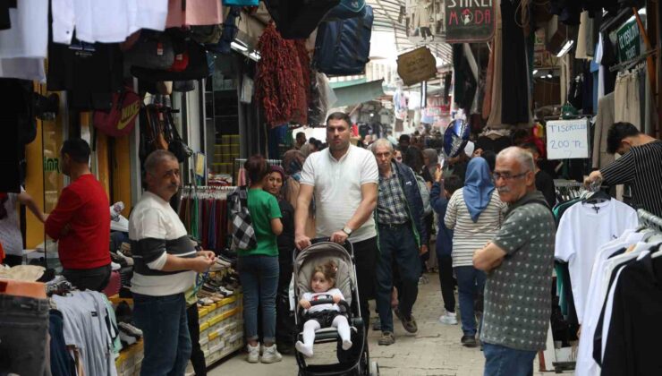 Depremin yıktığı Uzun Çarşı’da bayram kalabalığı esnafa ve vatandaşa moral oldu
