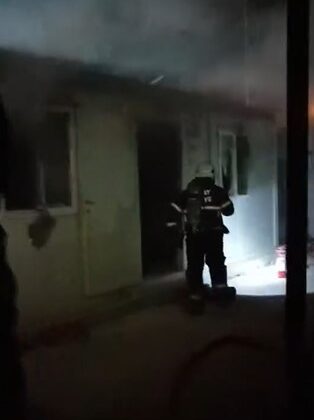 Depremzede ailenin yaşadığı konteynerde yangın