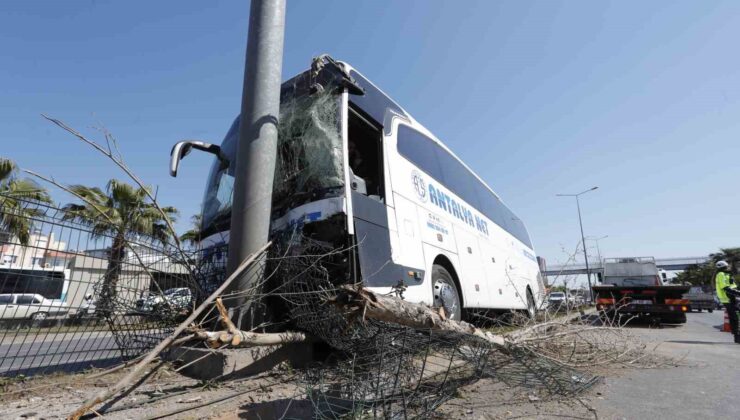 Direksiyonu kilitlenen yolcu otobüsü direğe çaptı: 1 yaralı