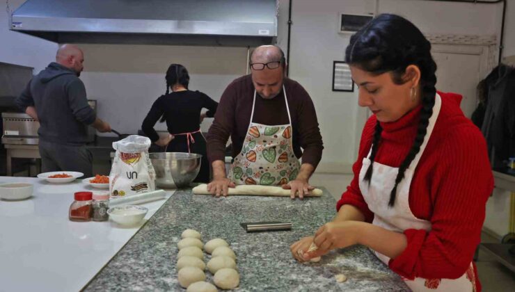 (Düzeltme) Erkekler hamur açıyor, kadınlar iş hayatına adım atıyor
