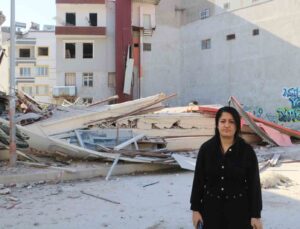 Ekmek teknelerinin üzerine 3 katlı bina çöken kadın gözyaşlarına hakim olamadı